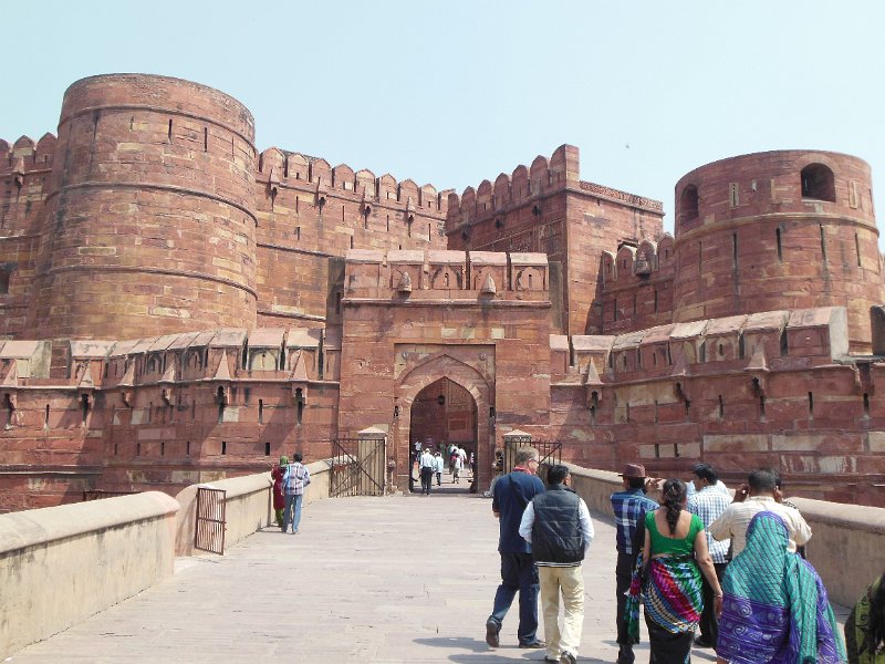 poort agra fort.jpg - Na de Taj Mahal is het tijd om Agra fort te gaan bezoeken. Dit rode fort is gebouwd door keizer Akbar, maar op deze plaats heeft daarvoor al langer een fort gestaan.De kleinzoon van Akbar, Shah Jahan is verantwoordelijk voor het complex zoals het er nu staat.
